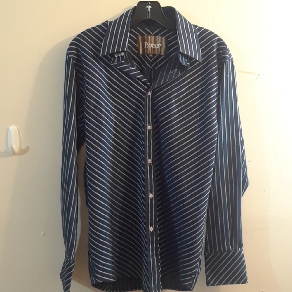 Like New!! Men's ROAR Blue Dress Shirt Size Medium